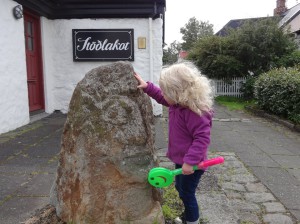 thelma að skoða steinlistaverk